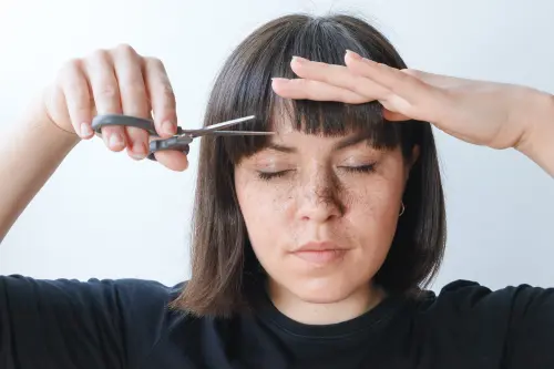 Jak obciąć grzywkę w domu, przewodnik krok po kroku dla początkujących