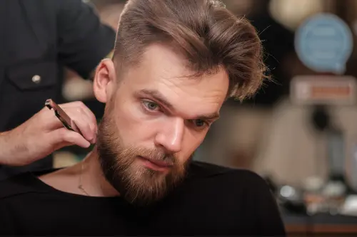 Nowoczesne fryzury męskie - top trendy jaki wybrać styl i jakich kosmetyków używać